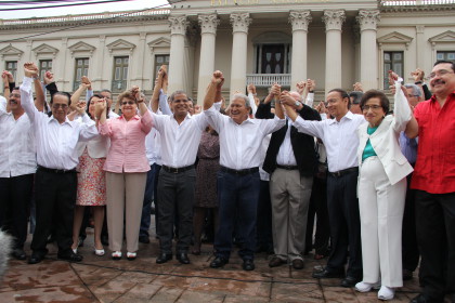 http://www.contrapunto.com.sv/images/octubre13/sanchez-ceren-funcionarios2.jpg