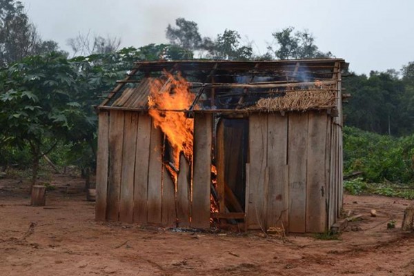 Uno de los ranchos quemados por la policía. Foto: Portal de Curuguaty. 