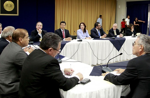 Algunos de los presidentes de instituciones financieras escuchan la propuesta del Presidente Sánchez Cerén para que desistan de apoyar la demanda de inconstitucionalidad contra el impuesto a las transacciones financieras. (Foto: SECOP)