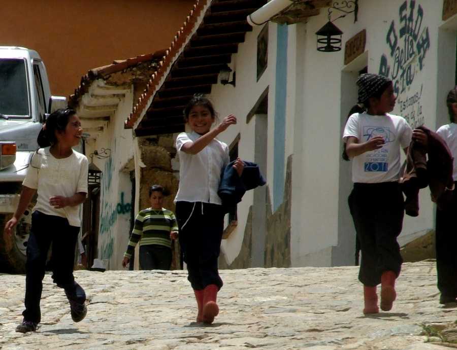 Children running back to school in the small mountain town of Los Nevados, Merida state (Tamara Pearson /Venezuelanalysis.com)