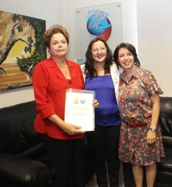 Rosane Bertotti (centro) entregou a Dilma plataforma de democratização da comunicação 