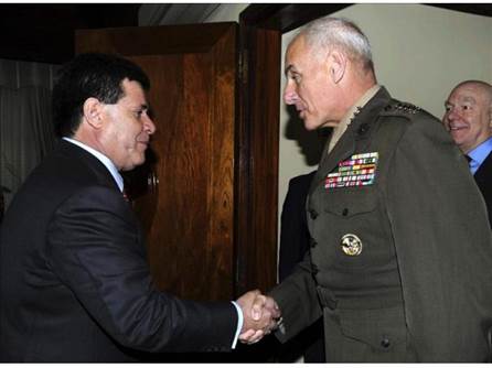 El general John F. Kelly (d), jefe del Comando Sur, durante la entrevista con Cartes.