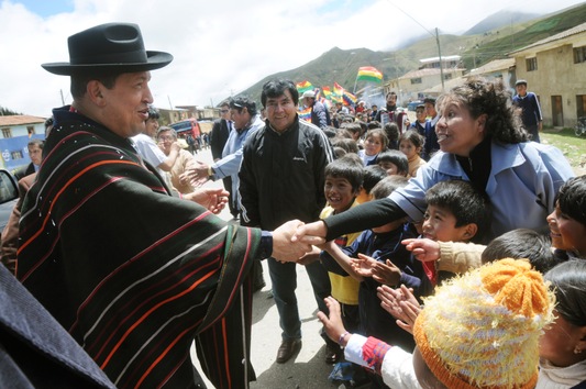  31 de marzo de 2011. Hugo Chávez junto con su homólogo boliviano, Evo Morales, saluda a la gente durante su visita al país andino. © AFP Aizar Raldes 