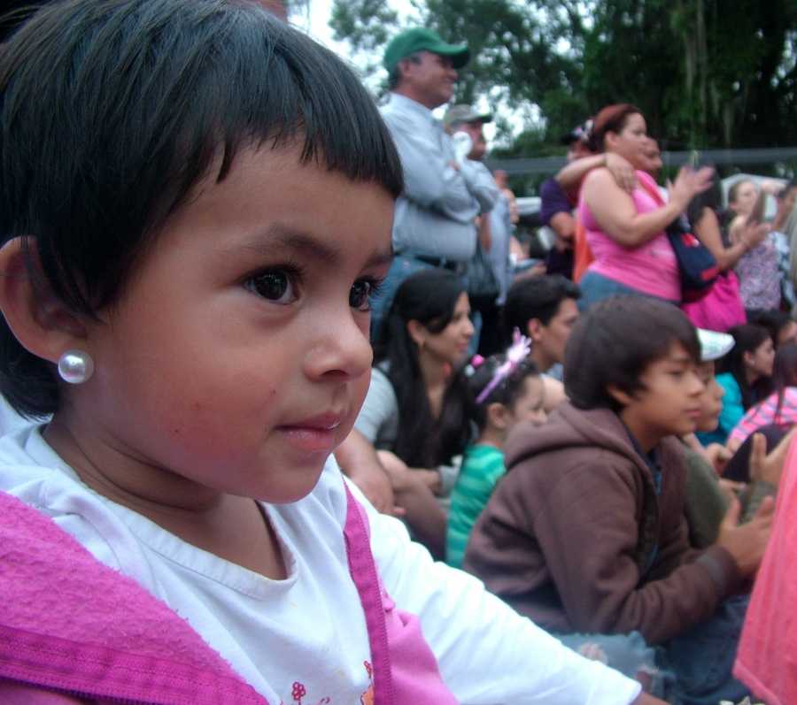 A child watching a cultural act (Tamara Pearson /Venezuelanalysis.com)