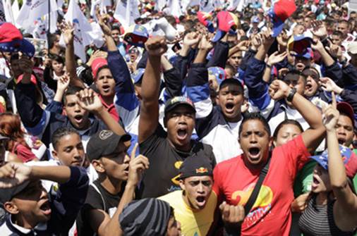 12 mars, à Caracas. Marche des étudiants du milieu populaire pour défendre les institutions démocratiques face aux violences de l'extrême droite.