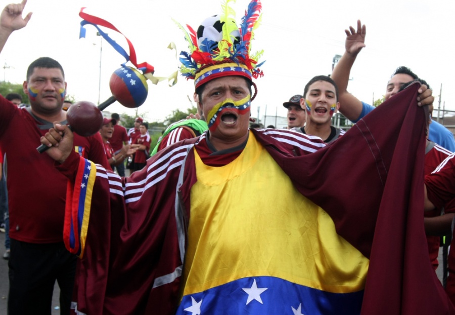Venezuelan soccer fans (Alejandro van Schermbeek)