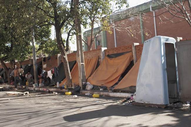 Grupos de nativos se instalan constantemente en plena calle con diversas demandas, frente al INDI, en Asunción. Muchos de ellos provienen del Chaco. Foto: Diego Rivas. 